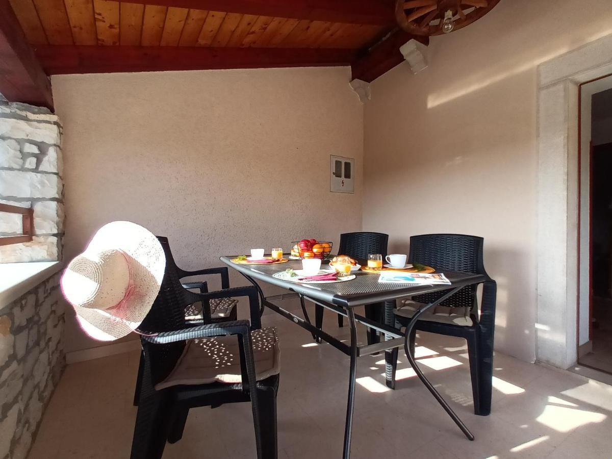Guesthouse Marija Potpićan エクステリア 写真